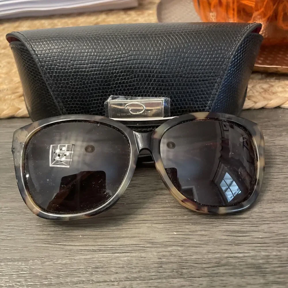 Oscar De La Renta Tortoise Brown  Sunglasses With Case Women’s